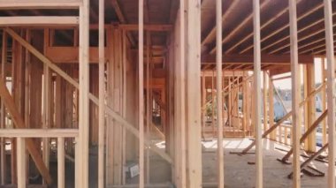 Bina inşaat, yeni özellik geliştirme sitesinde ahşap çerçeve yapısı