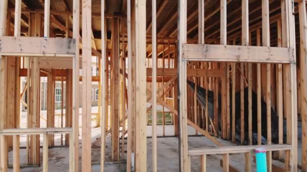 Nuevo edificio sin terminar fuera del marco de madera y la construcción de vigas — Vídeos de Stock