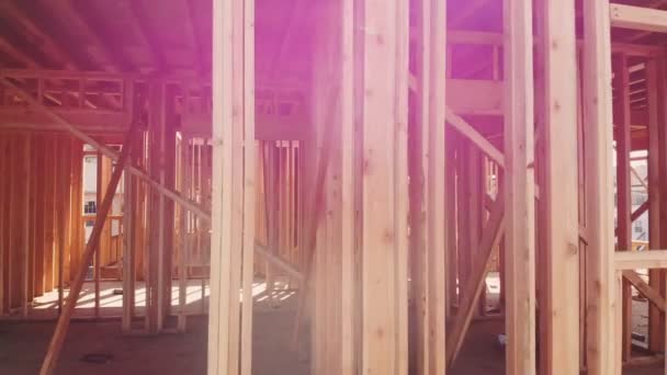 Le cadre d'une maison en bois sur un objet inachevé en gros plan une nouvelle en construction . — Video