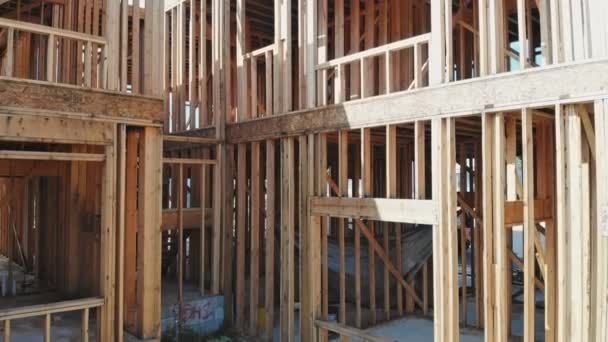 Nueva construcción de viviendas en madera marco de un nuevo edificio de desarrollo — Vídeo de stock