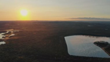 Güneşli bir dron fotoğrafçılıkta mavi göller ve yeşil ormanlar havadan görünümü