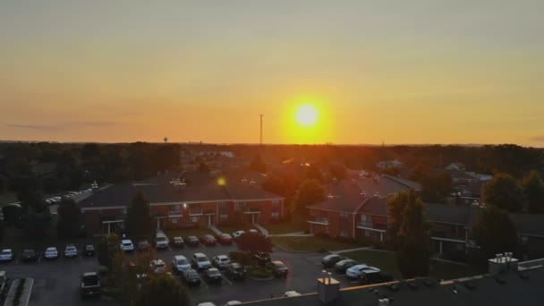 鸟瞰在日出飞过美国睡觉地区房子 — 图库视频影像
