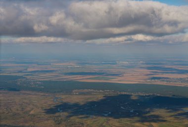 Uçak penceresinden görünümü: kanat ve Kiev şehir bir yükseklikten görünümünü. Kiev, Ukrayna