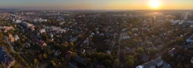 Yüksek irtifa hava görünümünü gün batımı sırasında Uzhgorod Zakarpatya Ukrayna.