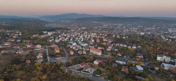 Воздушное изображение городского пейзажа Ужгорода Украины во время заката высоких гор на закате — стоковое фото