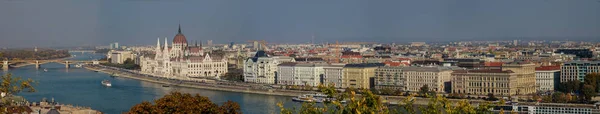 Μια πανοραμική θέα πάνω από την πόλη της Βουδαπέστης, πρωτεύουσα της Ουγγαρίας — Φωτογραφία Αρχείου