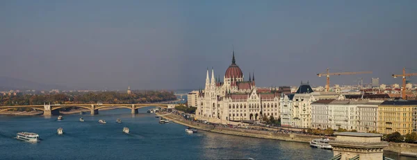 Budapest, Ungern Beautiful antenn skyline utsikt över Buda över floden Donau, Matthias-kyrkan och parlamentet av Ungern — Stockfoto