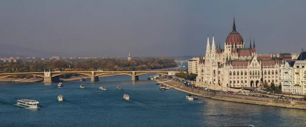 Budapeşte Parlamentosu ağaçların kış twilight - Budapeşte, Macaristan, Tuna Nehri üzerinden yoluyla — Stok fotoğraf