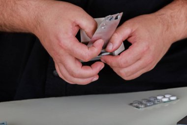 Kolum Vakumlu ambalaj evde üzerinden uyuşturucu hap ile