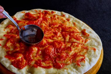 Domates sos çiğ hamur pizza malzemelerle pizza hamuru kaplı