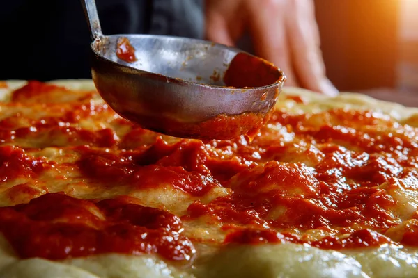 Manos Chef Poniendo Salsa Clásica Pasta Tomate Base Pizza — Foto de Stock