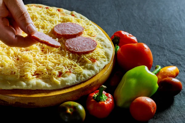 Preparación Panaderos Mano Colocación Salchichas Para Ingredientes Pizza Pizza — Foto de Stock