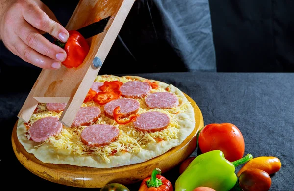 Cortar Pimiento Rojo Para Ingredientes Pizza Sobre Fondo Madera — Foto de Stock