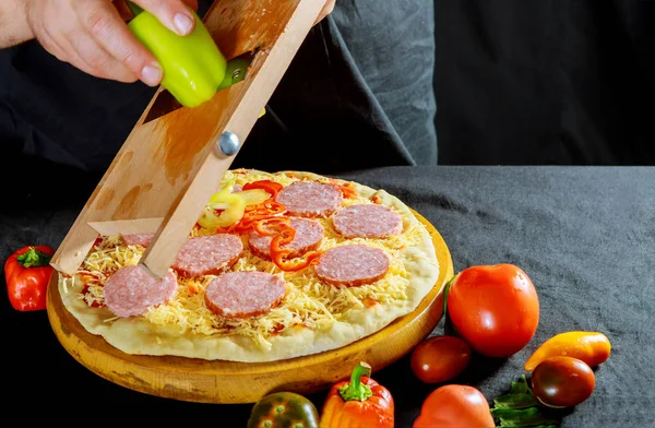 Pizza Fresca Con Masa Cruda Para Cortar Pimiento Verde Con — Foto de Stock