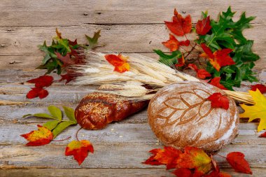 Ciabatta ekmeği somun sonbahar akçaağaç yaprağı sıcak yumuşak ışık koşullarında yığını