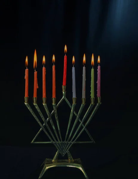 Menorá Para Fiesta Judía Quema Velas Hanukkah Una Menorá Sobre —  Fotos de Stock