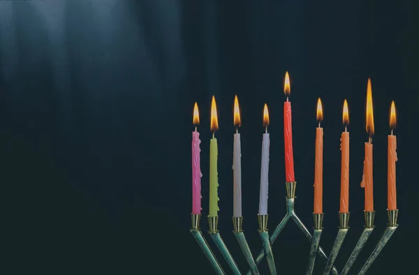 Das Entzünden Von Chanukka Kerzen Einer Menora Auf Blauem Hintergrund — Stockfoto