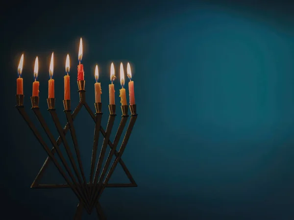 Menorah Πολύχρωμα Κεριά Καύση Για Hanukkah Γαλάζιο Φόντο Κοντινό Πλάνο — Φωτογραφία Αρχείου