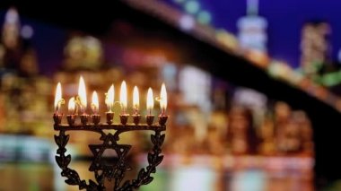 Parlak parlayan Hanukkah Menorah - sığ derinlik-in tarla
