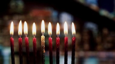 Parlak parlayan Hanukkah Menorah - sığ derinlik-in tarla