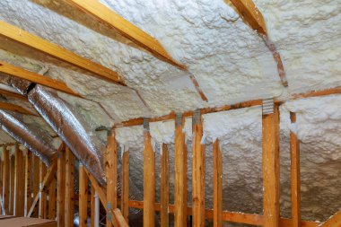 Tavan arasına termal yalıtım kurulumuyla yeni ev inşaatı