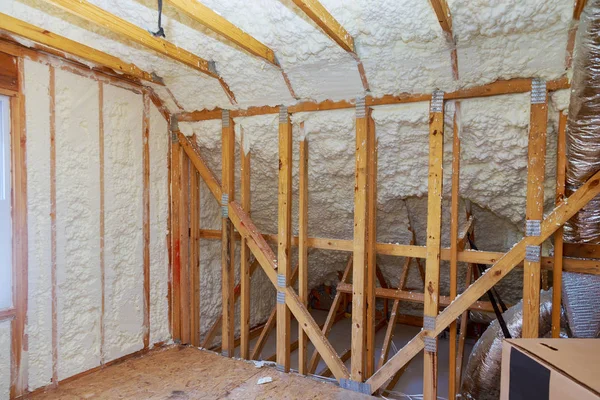 屋根裏部屋のインストールとフォーム断熱材屋根の新しい家の建設 — ストック写真
