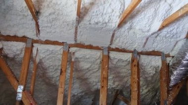Çatı katı ve köpük yalıtımlı yeni ev inşaatı