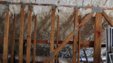 Yeni ev inşaatı ile Isıtma sistemi çatıda boru montajı