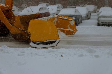 Kar sokaklarda Ekskavatör tarafından temizlenmesi