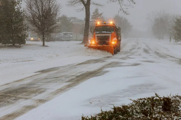 大雪后 拖拉机降雪清理道路 — 图库照片
