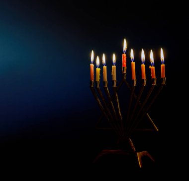 Altın yedi Kollu Şamdan mumlar menorah Yahudi tatil Hanukkah için ışıklı.