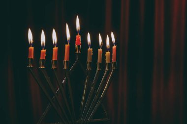 Hanuka kutlaması yedi Kollu Şamdan ve mum üzerinde yedi Kollu Şamdan Hanukkah mumlar yanan