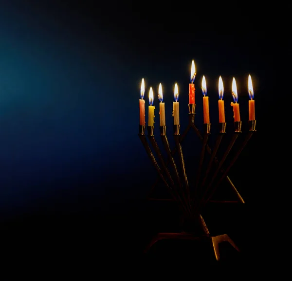 Golden Menorah Oświetliła Świece Menora Dla Żydowskiego Święta Chanuka — Zdjęcie stockowe