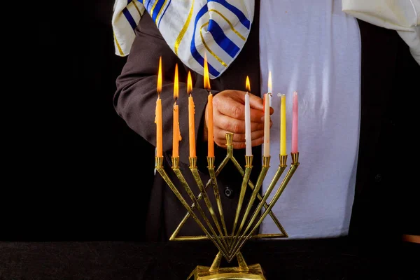 Żyd Błogosławieństwa Chanuka Chanuka Tradycyjne Oświetlenie Menora — Zdjęcie stockowe