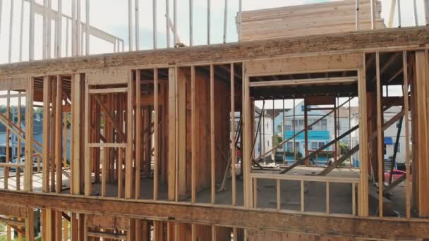 Resumen del marco de la casa de madera en el sitio de construcción . — Vídeos de Stock