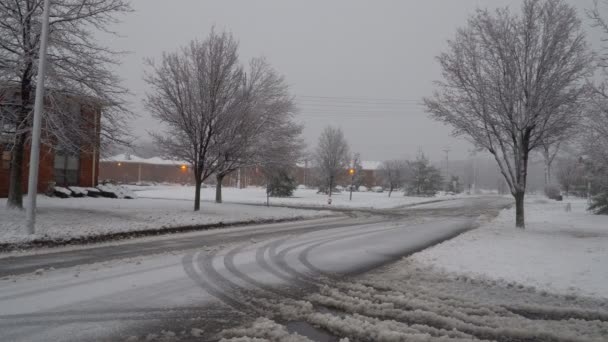 Las fuertes nevadas en invierno en una calle de una pequeña ciudad rural — Vídeos de Stock