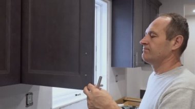 Tanıtıcı yükleme kapı Mutfak dolabında bir tornavida ile el