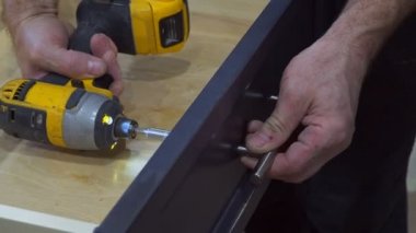 Tanıtıcı yükleme kapı Mutfak dolabında bir tornavida ile el