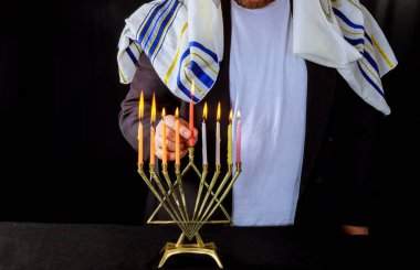 Mumlar Menorah Yahudi tatil hannukah semboller üzerinde yanan el