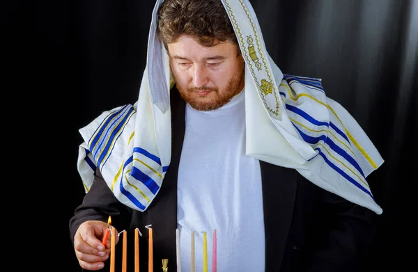 Еврей Бородой Зажигает Свечи Еврейский Праздник Зажигая Свечи Хануки — стоковое фото