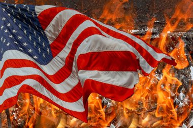 Bir ana sayfa yıkılan evleri ve Amerikan bayrağı sırasında yanan alevler yutmak