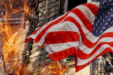 Evinde bir yangın sezonu tarafından yakıldı evleri blaze anılar ve Amerikan bayrağı kaybedildi