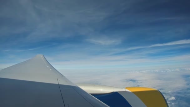 Silnik skrzydło samolotu widok na niebo samolot leci przez chmury. — Wideo stockowe