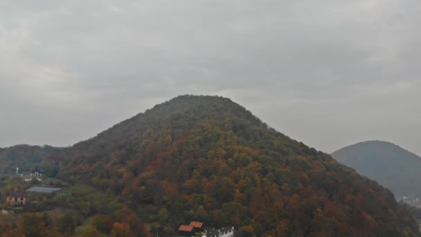 Fliegen durch den hellen Abendnebel und Luftaufnahme von Bergen und Tälern, die mit Herbstwäldern bedeckt sind. — Stockvideo