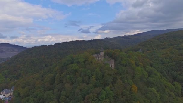 Tour du château Nevitsky, vue d'en haut. forêt et montagnes au loin — Video