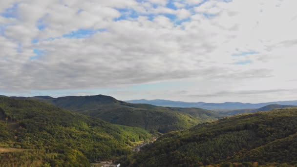 Letecký pohled. Létání v krásné hoře a krásný les. Panorama krajiny. — Stock video