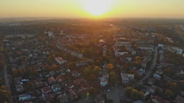 Yukarıdan küçük bir kasaba Uzhhorod Ukrayna Avrupa sonbahar günbatımı sırasında panoramik görünüm
