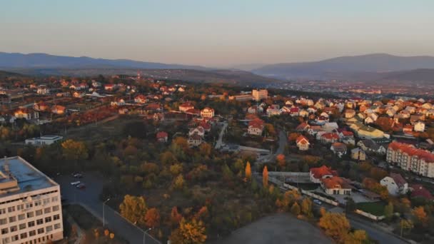 Uzhhorod Ουκρανία Ευρώπη μικρή πόλη πανοραμική θέα στην πόλη στο ηλιοβασίλεμα — Αρχείο Βίντεο