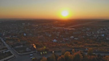 Panoramik görünüm Uzhhorod Ukrayna Avrupa gündoğumu sonbaharında, küçük bir şehir