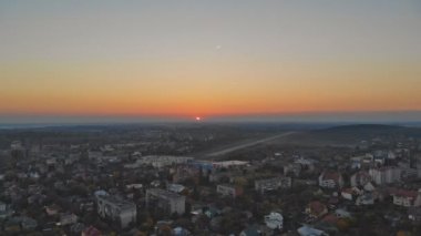 Hava atış: Güzel küçük köy veya sonbahar orman ilçede. Uzhhorod Ukrayna Avrupa evler çatı.